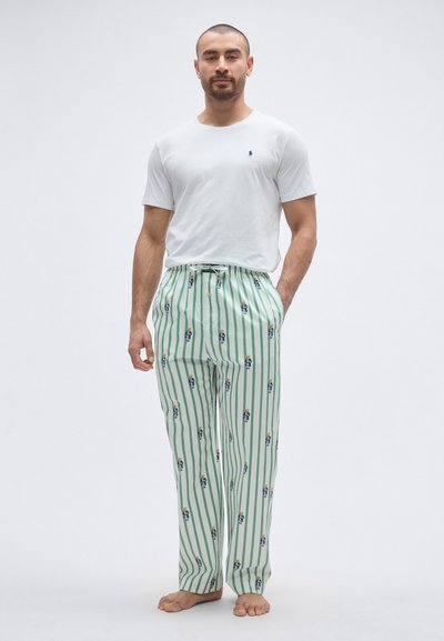 Muška bijela majica kratkih rukava i zelene pidžama hlače s prugama i sitnim uzorkom. Pamuk, opušteni kroj, pojas sa špagom.