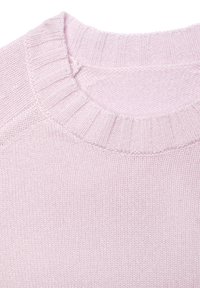 Helles pinkes Strickpullover mit einem gerippten Rundhalsausschnitt und glatter Textur sowie subtilen Nähdetails.