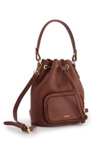 Brun läderbucketväska med justerbar axelrem, handtag upptill, dragsko-stängning och framficka med dragkedja och guldfärgad hårdvara.