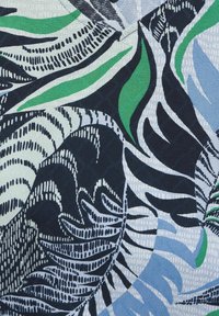 Multifarbener Stoff mit einem Blumenmuster, das schwarze, blaue und grüne Blätter zeigt, strukturiert mit einem Rautenmuster.
