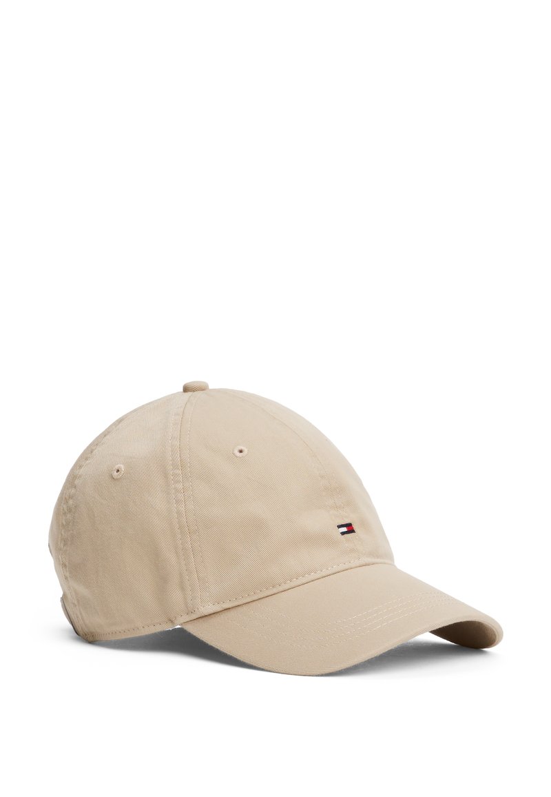 Gorra de béisbol beige hecha de tela de algodón, con una corona redondeada, un visera curva y un pequeño logo bordado en la parte delantera.