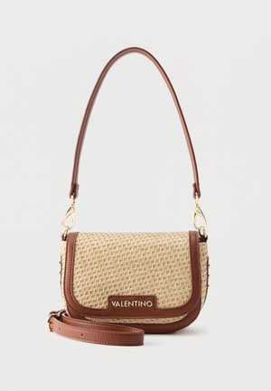 Kleine beige geflochtene Valentino-Handtasche mit braunem Lederbesatz und abnehmbarem Schulterriemen vor einfachem Hintergrund.