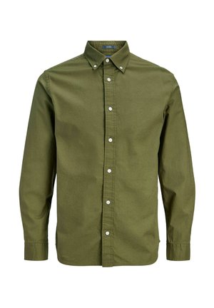 Chemise boutonnée à manches longues, vert olive, avec col boutonné et boutons blancs, présentée sur un fond blanc uni.