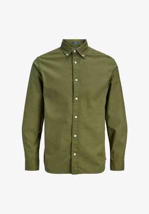 Chemise boutonnée à manches longues, vert olive, avec col boutonné et boutons blancs, présentée sur un fond blanc uni.