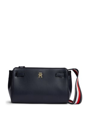Rektangulær sort læder crossbodytaske med guldlogo foran og justerbar stofrem i røde, hvide og blå striber.