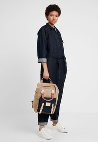 Doughnut MACAROON BACKPACK UNISEX - Mochila - almond/nautical
