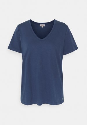 Marineblauw T-shirt met korte mouwen en V-hals, effen ontwerp en klein logolabel dicht bij de zoom op een witte achtergrond.