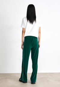 Lacoste Pantalon de survêtement - fluorine foncé/white