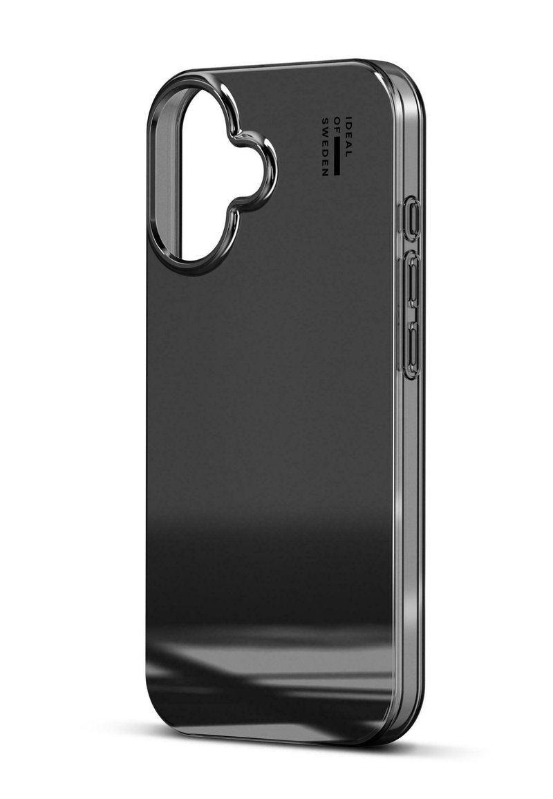Coque noire avec découpe incurvée, finition brillante, boutons latéraux et bords transparents pour un profil mince. Du texte imprimé sur la surface indique "IDEAL OF SWEDEN."