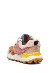 Zapatilla multicolor con textura difusa, acentos en rosa, marrón y azul, un panel de gamuza beige y una suela de goma amarilla.