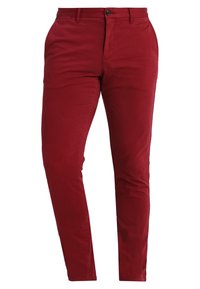 Schmal geschnittene Herrenhose in einfarbigem Dunkelrot mit Frontknopf- und Reißverschluss, Gürtelschlaufen und seitlichen Taschen.