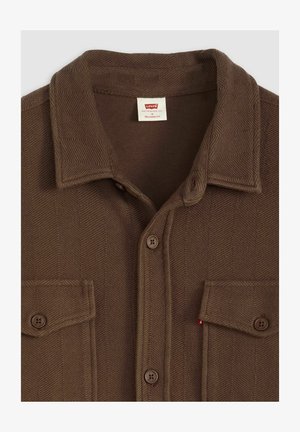 Camicia marrone testurizzata con bottoni, due tasche sul petto con bottone e colletto, etichetta Levi’s relaxed fit, taglia media.