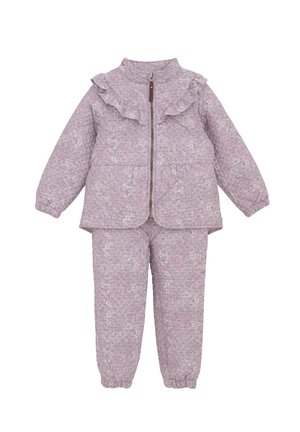 Conjunto acolchado de dos piezas para niño pequeño con chaqueta de mangas largas y cuello con volantes, cierre frontal con cremallera y pantalones a juego con estampado floral en tonos lavanda suaves.