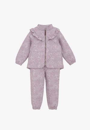 Zweiteiliger, gepolsterter Anzug für Kleinkinder mit langärmliger Jacke mit gerafftem Kragen, durchgehendem Reißverschluss und passenden Hose mit Blumenmuster in sanften Lavendeltönen.