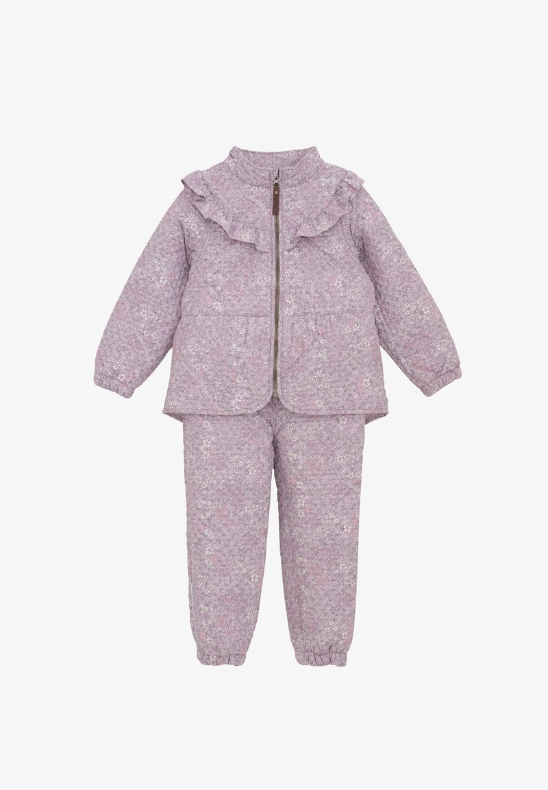 Zweiteiliger, gepolsterter Anzug für Kleinkinder mit langärmliger Jacke mit gerafftem Kragen, durchgehendem Reißverschluss und passenden Hose mit Blumenmuster in sanften Lavendeltönen.