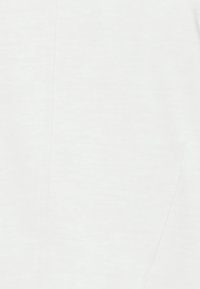 Biała bawełniana tkanina o gładkiej teksturze, z subtelnymi szwami i delikatnym połyskiem. Brak widocznych wzorów lub elementów metalowych.