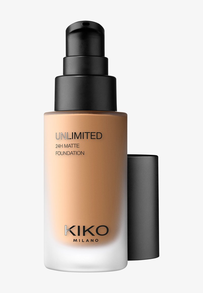 Botella de base mate KIKO Milano Unlimited 24H con dispensador y tapa negra, mostrando el líquido de base beige en el interior.