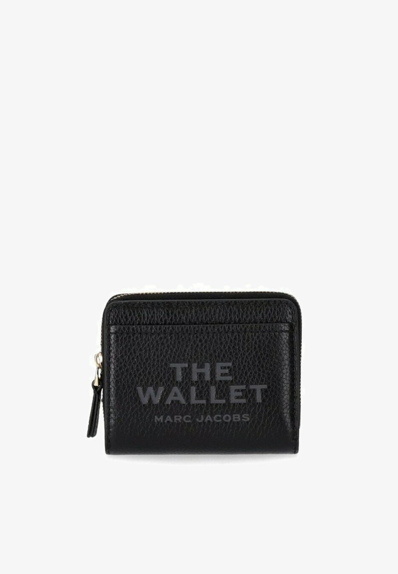 Mustriga mustast nahast rahakott, millel on reljeefne pind, kus on esile tõstetud kiri "THE WALLET" ja "MARC JACOBS", ning lukuga sulgemine.