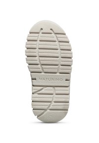 Semelle en caoutchouc blanche pour enfant avec un motif de texture et la marque "NATURINO", taille 24 visible au talon.