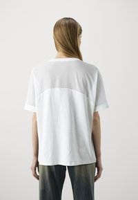 ONLY ONLTINNA - Μπλουζάκι με  στάμπα - cloud dancer