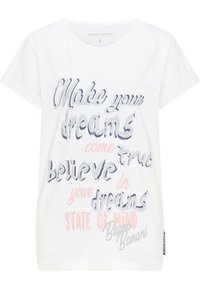 Weißes Baumwoll-T-Shirt mit kurzen Ärmeln. Enthält mehrfarbigen Text in verschiedenen Schriftarten, darunter "Mach deine Träume wahr" und den Markennamen.
