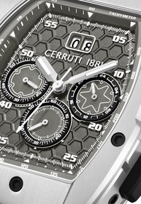 Reloj Cerruti 1881 con un elegante dial hexagonal texturizado en gris, tres sub-diales de cronógrafo en negro y manecillas de horas y minutos en plata.