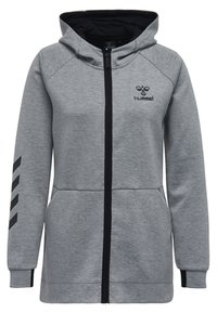Sudadera con cremallera gris y capucha negra, con puños acanalados y un logo en el pecho. Tiene rayas negras diagonales en una de las mangas.