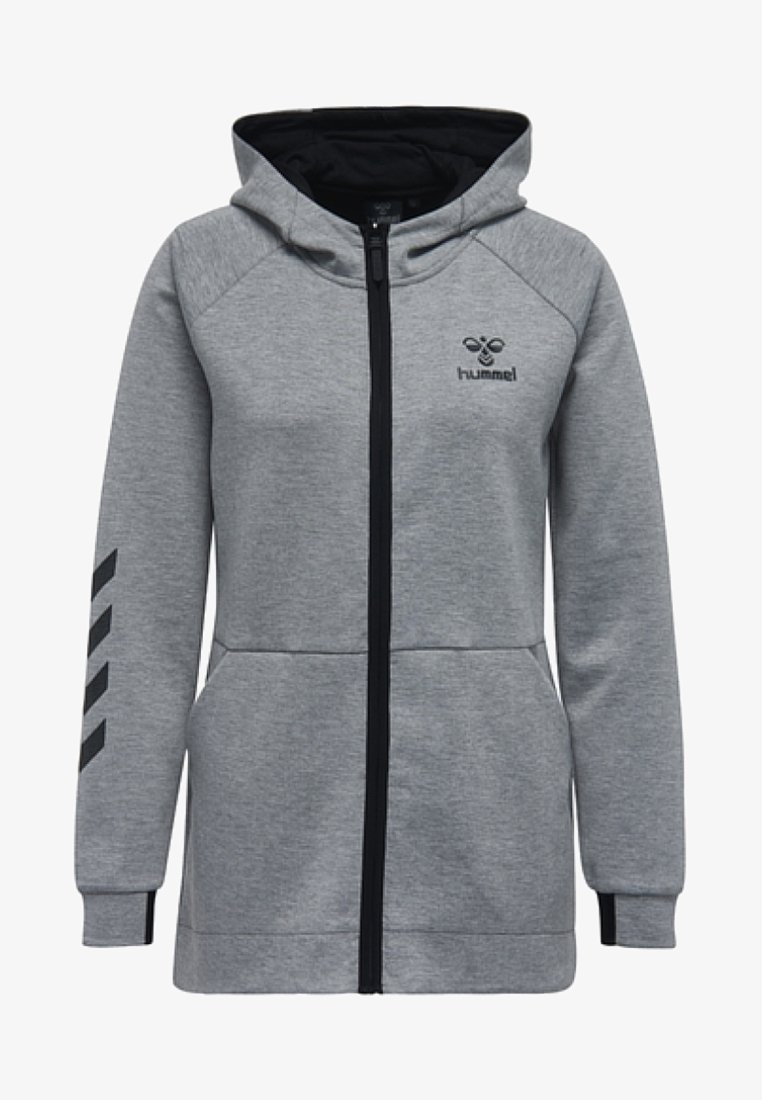Sudadera con cremallera gris y capucha negra, con puños acanalados y un logo en el pecho. Tiene rayas negras diagonales en una de las mangas.