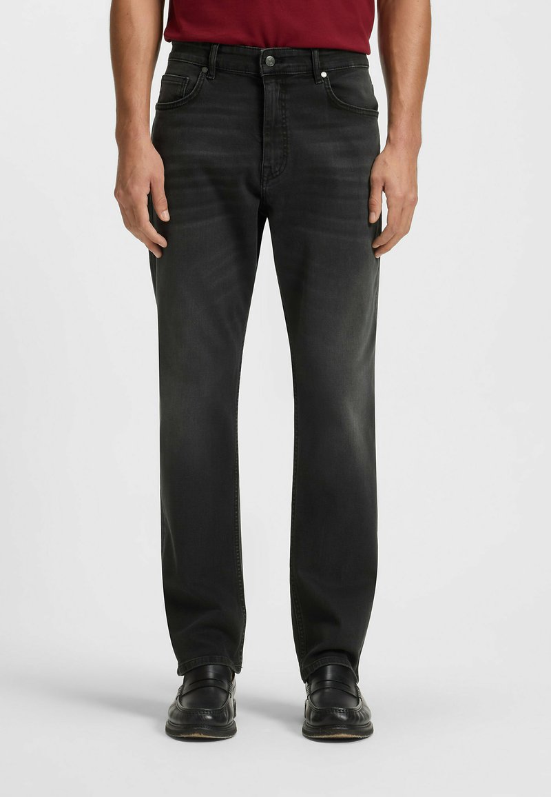 Jeans in denim nero con un design a gamba dritta, dotati di cinque tasche, leggere sfumature e dettagli di cucitura a contrasto.