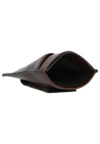 Portefeuille en cuir marron avec une texture lisse, une forme courbée et deux ouvertures latérales. Intérieur doublé de tissu noir. Design minimaliste.