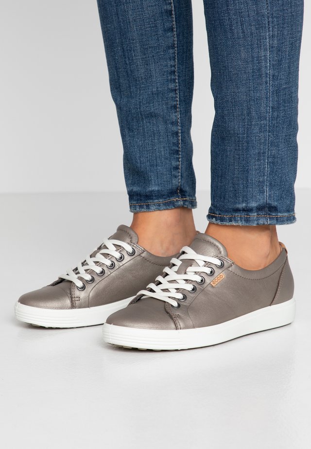 SOFT - Sneakers laag - stone metallic
