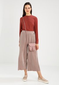 TOM TAILOR DENIM TTIDA - Torba čez telo - rose