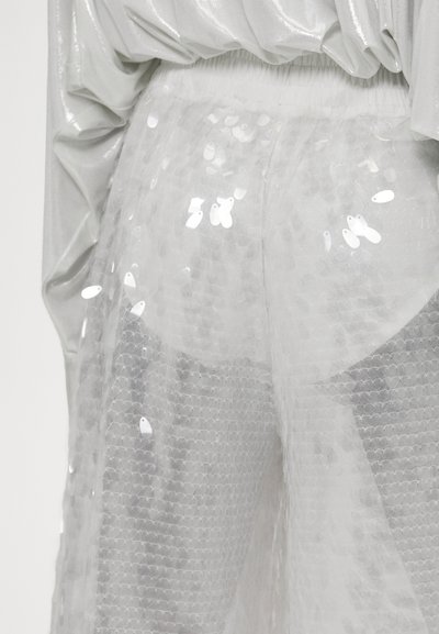 Norma Kamali BOYFRIEND ELEPHANT - Nohavice - clear/white