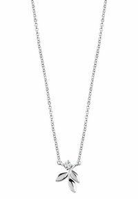 Srebrny naszyjnik z łańcuchem i wisiorkiem w kształcie trzech liści oraz centralnym, przezroczystym kamieniem szlachetnym. Gładkie wykończenie metalu i szczegółowy wzór.