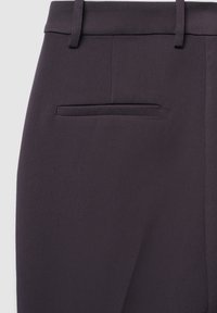 Pantaloni su misura viola scuro con una trama liscia, caratterizzati da una vita stretta e una tasca posteriore singola con un sottile dettaglio cucito.