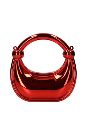 Borsa a mano rossa metallizzata lucida con manico superiore arrotondato e corpo curvo e strutturato su sfondo bianco.