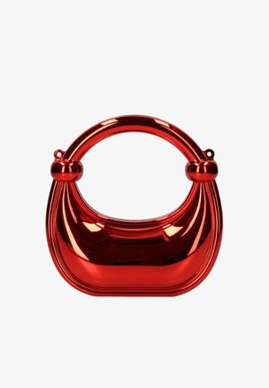Borsa a mano rossa metallizzata lucida con manico superiore arrotondato e corpo curvo e strutturato su sfondo bianco.