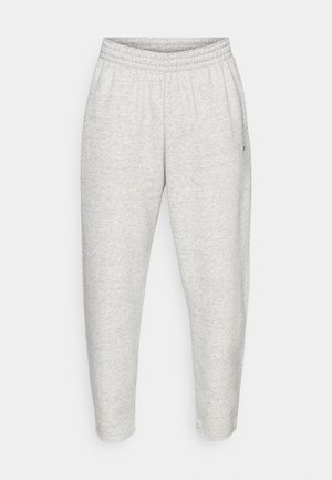 Ανοιχτό γκρι φόρμα με ελαστική μέση, στενές προς τα κάτω μπότες και απαλό υλικό. Διαθέτει μικρό λογότυπο στην αριστερή πλευρά.