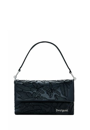Schwarze Schultertasche mit eingeprägtem Blumenmuster, glatter Textur und abnehmbarem Griff. Verfügt über silberne Hardware-Details und ein Logo.