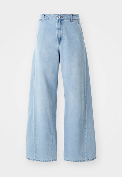 Jeans de tiro alto de denim en azul claro, con pierna ancha, cierre de botón y un ajuste holgado, con costuras limpias y sin patrones visibles.