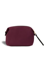 Trousse de maquillage bordeaux en matériau doux, avec une fermeture éclair noire et une sangle pour le poignet pour un transport facile. Design compact, texture durable.