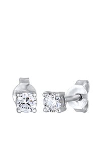 Boucles d'oreilles en argent avec des pierres précieuses rondes et transparentes, présentant un sertissage à quatre griffes et un fermoir à tige pour un maintien sécurisé.