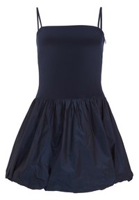 Mørkeblå ermeløs kjole med en tilpasset bodice og en samlet skjørt laget av lett materiale, med en subtil glans og teksturkonstrast.