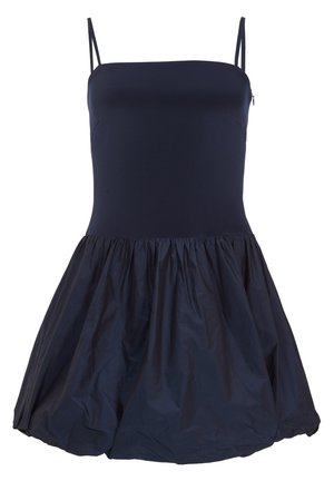 Marineblå ærmeløs kjole med tætsiddende bodice og en samlet nederdel lavet af let materiale, der har en subtil glans og teksturkontrast.