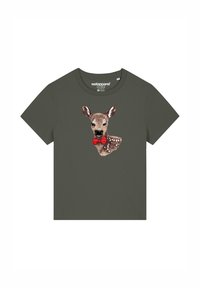 Olijfgroene t-shirt met een geborduurd hertenkop en een rode strik. Ronde halslijn, korte mouwen, casual pasvorm. Zachte katoenen stof.