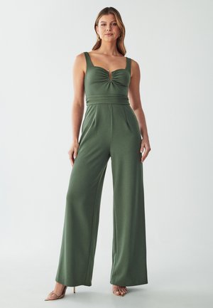 Olive green kombinezon z dopasowanym topem, szerokimi nogawkami i detalem w kształcie łezki przy dekolcie; wykonany z miękkiego, elastycznego materiału.