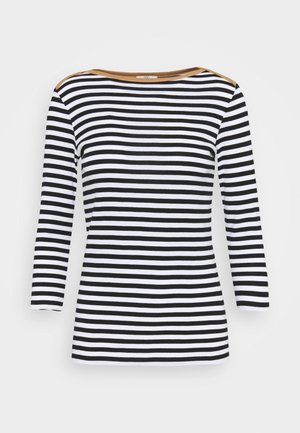 Czarna i biała poziomo pasowana bluzka z długim rękawem, z brązowym wykończeniem wzdłuż dekoltu i szwów na ramionach.