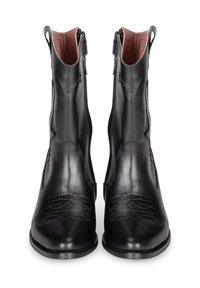 Botas de cuero negras hasta el tobillo con cremalleras laterales, que presentan patrones de costura intrincados, textura suave y un diseño de punta redonda.