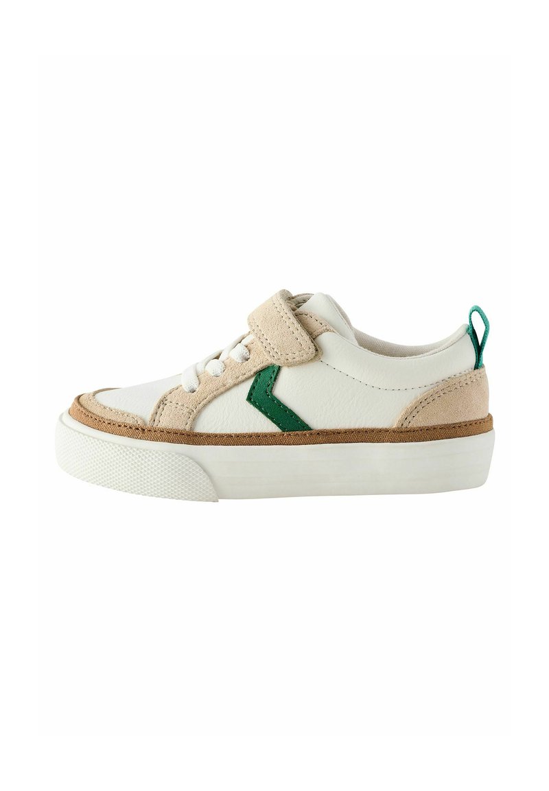 Hvide lædersneakers med beige suede detaljer, grønt side-logo og justerbar velcrolukning. Tekstureret sål med grebsmønster.
