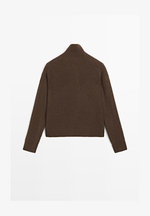 Brauner gerippter Strickpullover mit langen Ärmeln und hohem Kragen, von hinten auf einem weißen Hintergrund gezeigt.